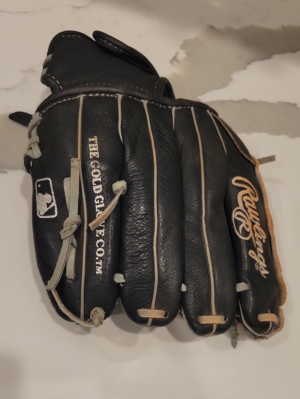 Rawlings Men's Black Leather Baseball Glove - Classic Fielding Glove